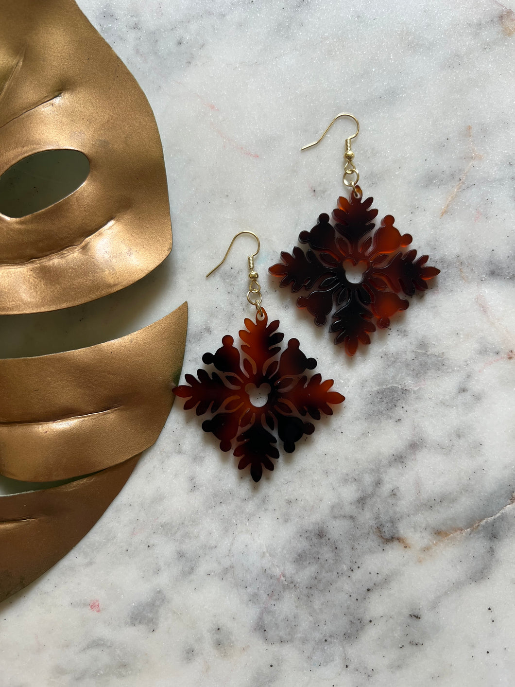 Magical Kuiki earrings brown tortoiseshell