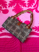 Load image into Gallery viewer, Haliʻa Aloha Bombucha 🤎
